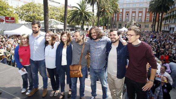 Alberto Garzón, Íñigo Errejón y Oltra, junto a varios cargos gallegos. 