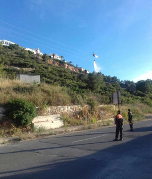 Un helicóptero, actuando contra el fuego.