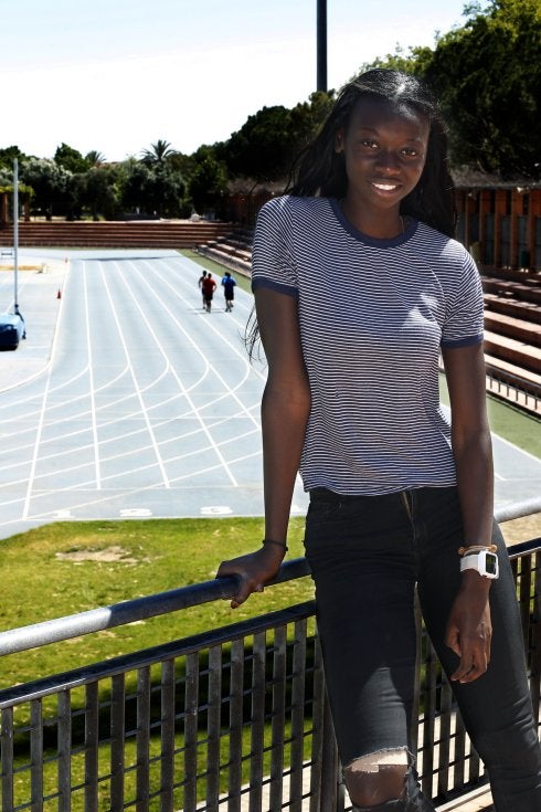 Fátima Diamé, en la valla del Estadio del Turia, a la que un día se asomó para decidir que quería ser atleta.  :: irene marsilla