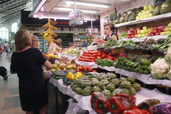 Parada de frutas y verduras selectas en un mercado. :: irene marsilla