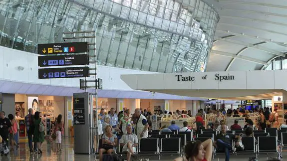 Denuncian las condiciones de trabajo de la seguridad del Aeropuerto de Manises: calor, sobrecarga y jornadas de 9 horas sin descanso
