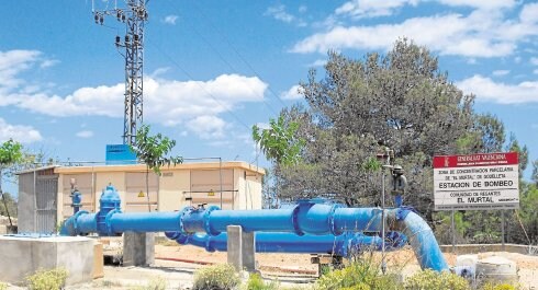Instalaciones de un pozo de extracción de agua para riego agrícola en Chiva. :: v. lladró