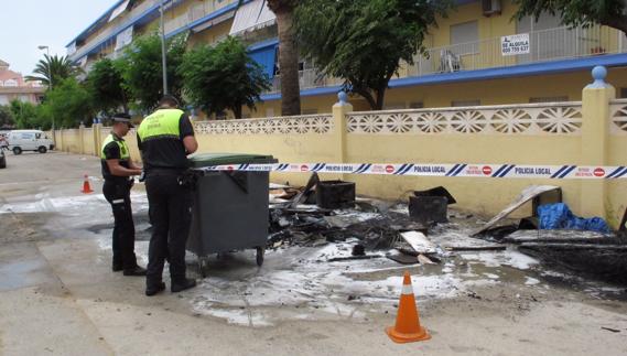 Arde el remolque de un coche de recogida de enseres y trastos en Dénia