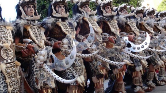  El color siempre estuvo presente en el desfile.  La filà Almogàvers lució vistosos trajes de guerra.  