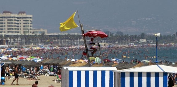 La playa de la Malvarrosa, abarrotada de bañistas, en una jornada en la que ondeaba la bandera amarilla.