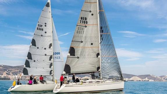 Dos embarcaciones de vela durante la Regata Castell de Cullera.