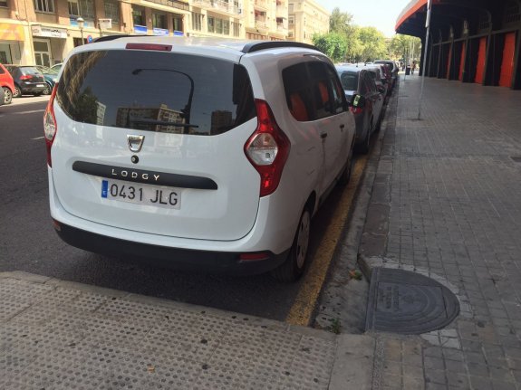 Un coche aparcado ayer junto a la marca vial amarilla. :: lp
