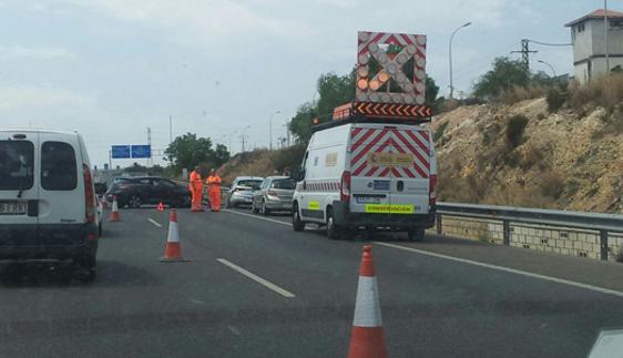 El coche accidentado, cruzado en la V-30, una hora después de saltar el aviso de atasco en la DGT.