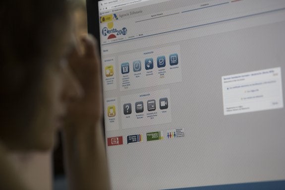 Un usuario accede a la página web de la Agencia Tributaria para realizar la declaración. 