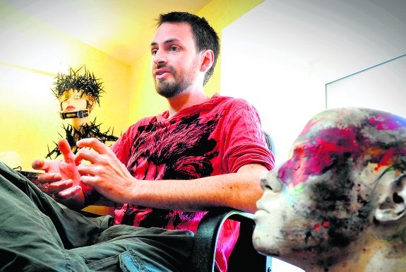 Ceclilio Castrillo, en su taller de Burgos.