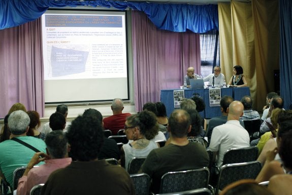 Vecinos del Cabanyal que han pedido ayudas de rehabilitación, en una reunión en el Ateneo Marítimo. :: IRENE MARSILLA