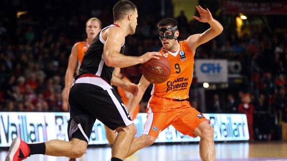 Sam Van Rossom disputando un balón durante un encuentro de la Eurocup de la temporada pasada.