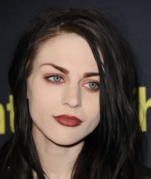 La hija de Kurt Cobain, a la gresca por una guitarra