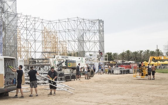 Operarios desmontan ayer el escenario del Marenostrum. :: pablo mammana