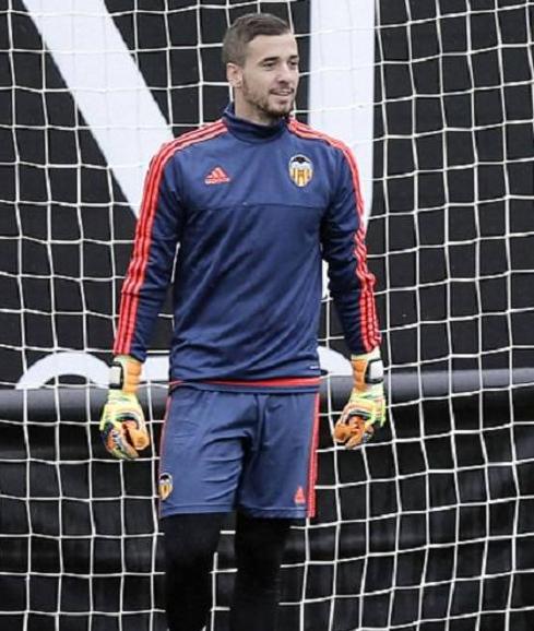 El portero del Valencia CF, Jaume Domenech, durante un entrenamiento en Paterna.