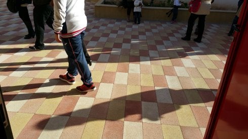 Un menor camina por una acera. :: lp