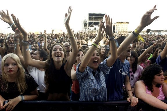 El público baila entusiasmado en una de las ediciones del Arenal Sound que se celebra en agosto en Burriana.