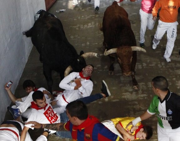 Uno de los valencianos heridos, justo cuando le arrolla el toro. :: efe