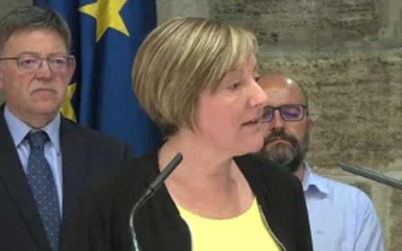 Operarios desmontan ayer el escenario del Marenostrum. :: pablo mammana