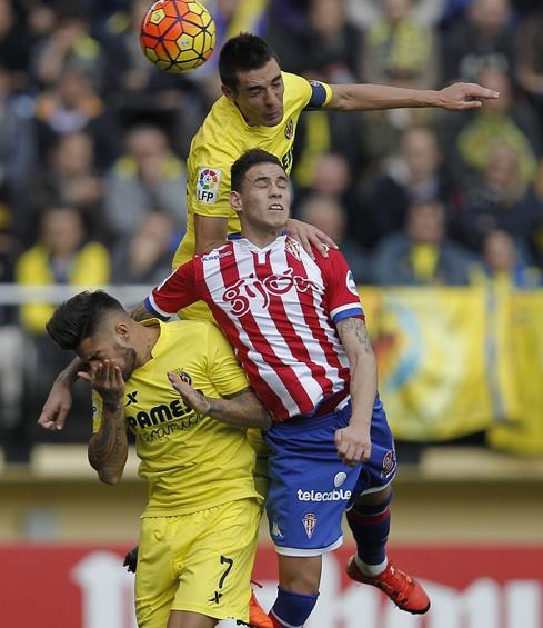 El nuevo jugador del Betis, Sanabria, pugna con Bruno Soriano por un balón.