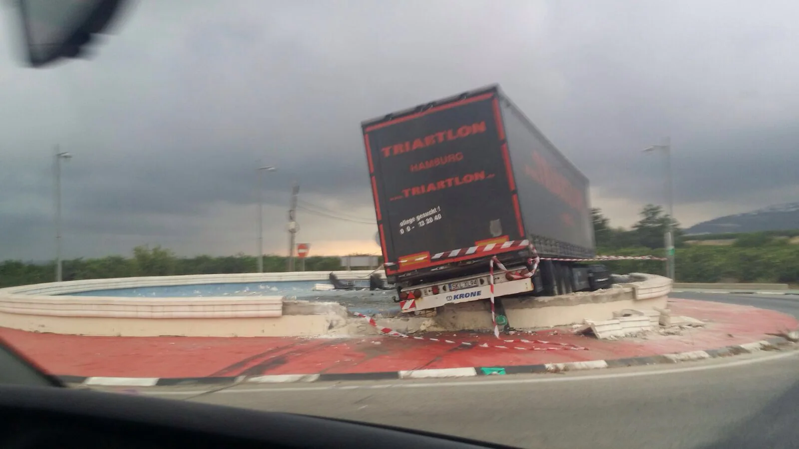 Un camión tráiler se sube a una rotonda