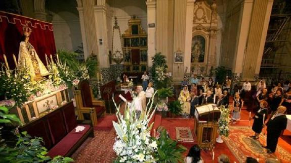 La patrona recibiendo la ofrenda floral 