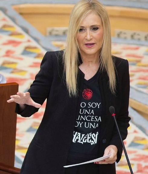 Cristina Cifuentes triunfa en las redes con su camiseta de 'Juego de Tronos'