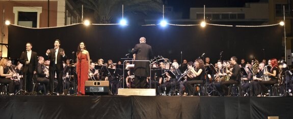 Dénia rinde  homenaje al tenor Cortis