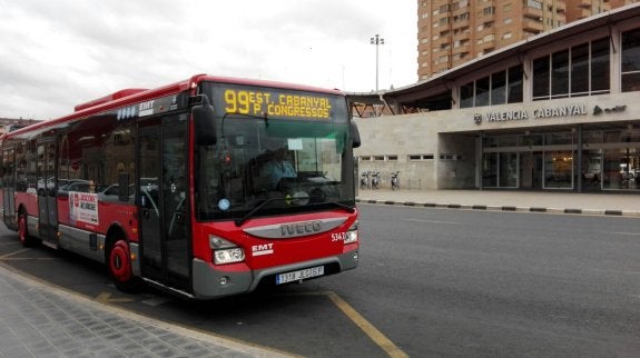 La línea 99, en pruebas, ayer frente a la estación del Cabanyal.