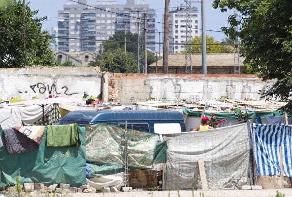 Asentamiento de chabolas en Font d'En Corts, junto al bulevar sur. 