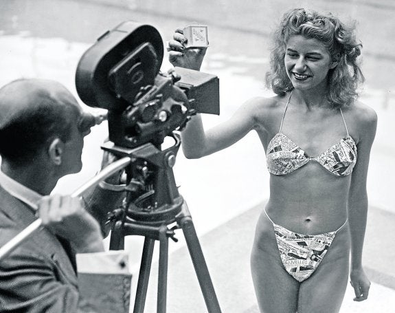 Micheline Bernardine con el primer bikini de la historia. 