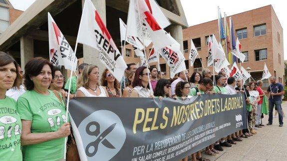 Participantes en la concentración organizada por el Stepv en la Conselleria de Educación. 