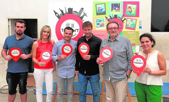 Autoridades presentan la campaña municipal 'Es diu Torrent' para atajar el uso de este topónimo en castellano. :: lp