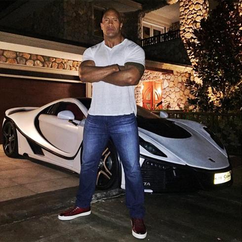 Dwayne Johnson, 'The Rock', posa con el GTA Spano durante el rodaje de 'Ballers'.