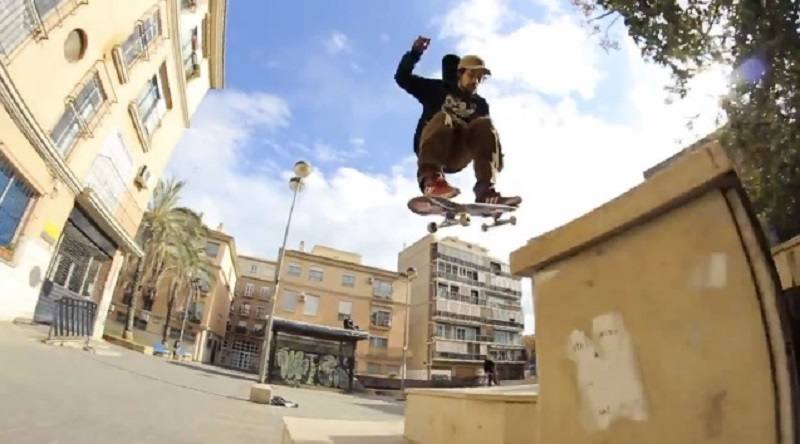 Daniel Ledermann sobre su skate en Valencia. 