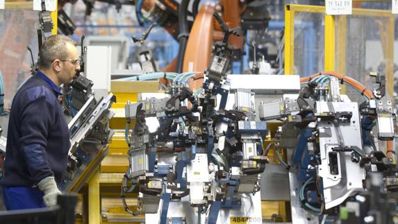 Un operario de la factoría de Ford en Almussafes. 