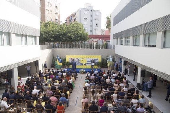 Acto inaugural celebrado ayer en el patio del nuevo centro de Casa Caridad ubicado en el barrio de Benicalap. :: pablo mammana