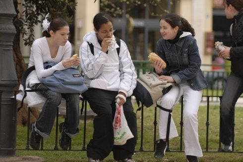 Varios alumnos de Erasmus en una calle de Valencia. :: kike taberner
