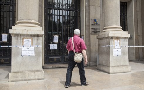 Un hombre pasa ante la sede, cerrada, de Hacienda. :: pablo mammana