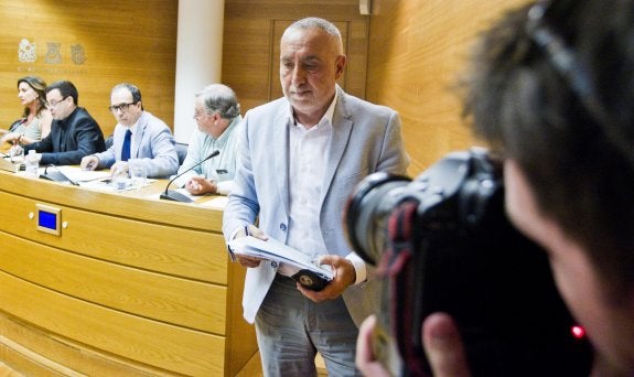  Comparecencia. Josep López, tras intervenir ayer en la comisión de Les Corts. :: damián torres