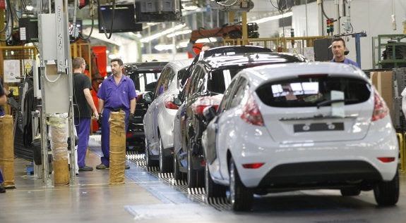 Cadena de montaje de vehículos en la factoría Ford de Almussafes. :: juanjo monzó