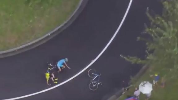 Froome se cae y concluye la etapa con la bicicleta de un compañero