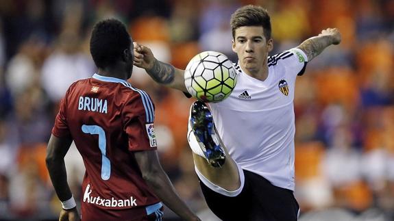 El jugador del Valencia CF Santi Mina durante un encuentro de la pasada temporada ante la Real Sociedad.