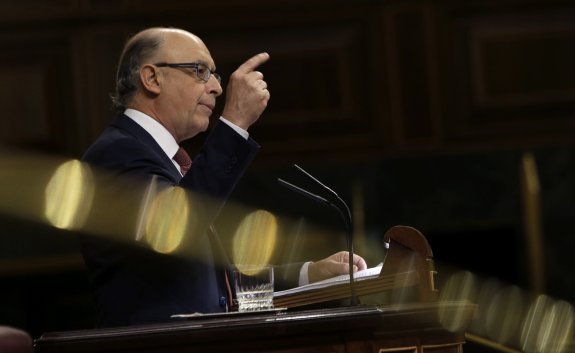 El ministro de Hacienda en funciones, Cristóbal Montoro, durante un pleno del Congreso. :: EFE/Zipi