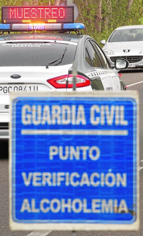 Un equipo de la Guardia Civil durante uno de los controles de este verano. 