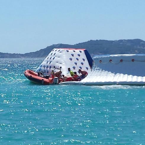 Momento en el que Cruz Roja asiste a la mujer herida. 