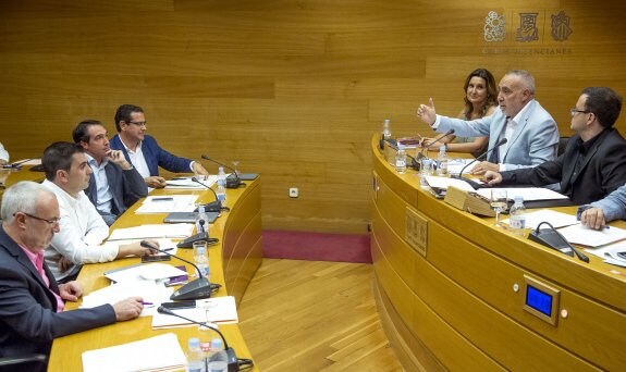 Josep López interviene en la comisión de RTVV que votó al presidente del Consejo Rector.  :: efe