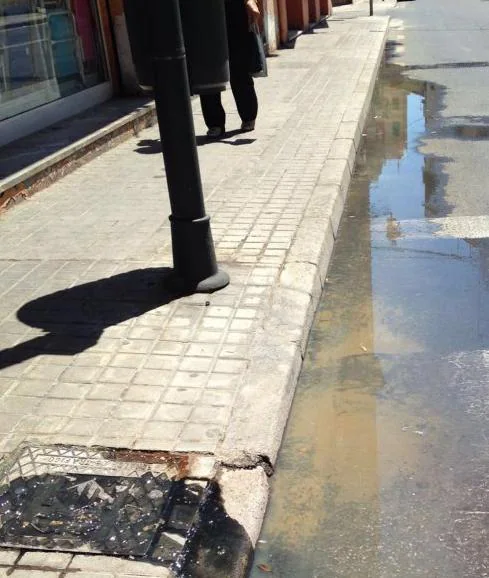 El Ayuntamiento limpia las aguas fecales de Pintor Ferrandis tras las quejas vecinales