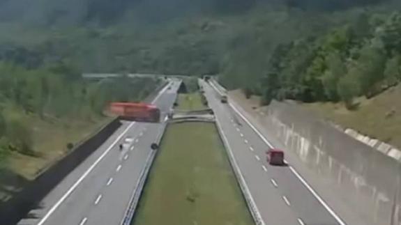 El imprudente cambio de sentido de un tráiler en plena autopista