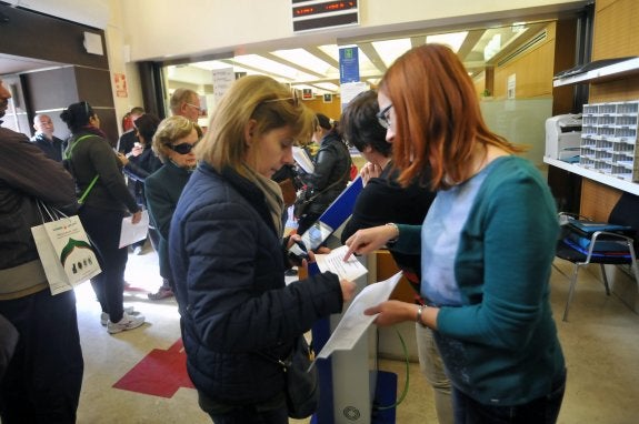 Varios padres reciben instrucciones para participar en el programa Xarxallibres. 